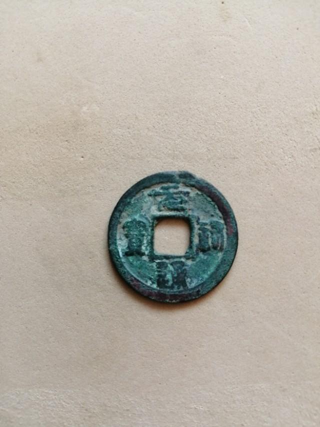 无意翻到的<strong></p>
<p>汉币</strong>，这是哪个年代的货币呢，上面的字迹已经看不清楚了？