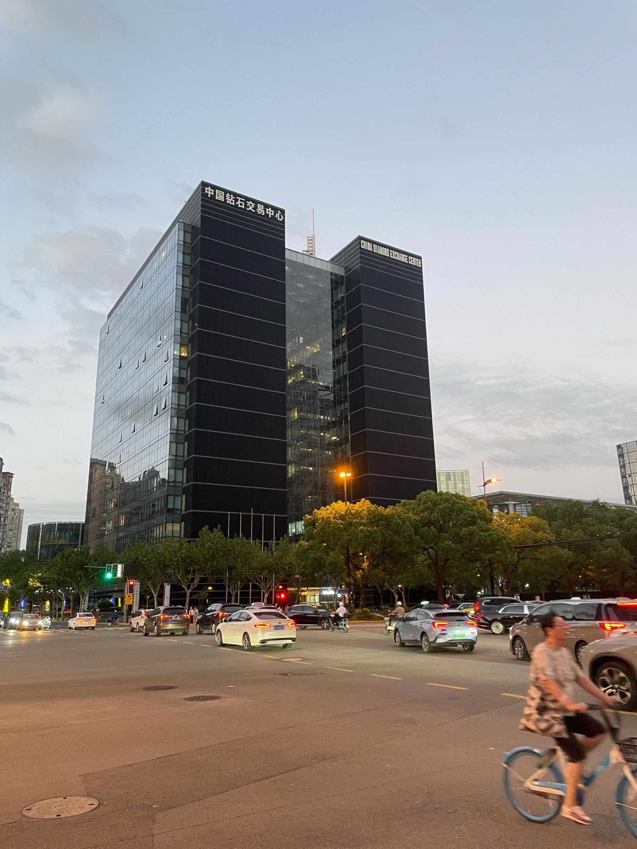 上海贵金属交易中心(上海贵金属交易中心与上海金交所的区别)